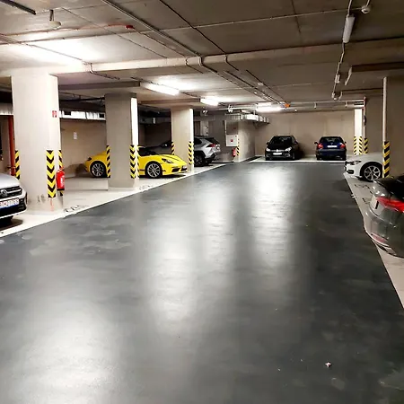 Stein In Center With Private Garage Parking Apartment *